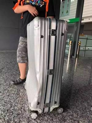 機(jī)場(chǎng)托運(yùn)之痛 8000元行李箱被摔壞背后的黑歷史與反思