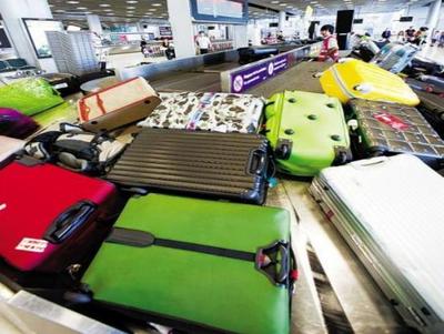 為何下了飛機(jī)之后，托運(yùn)的行李箱都不撕標(biāo)簽？過(guò)來(lái)人告訴你行李托運(yùn)的奧秘